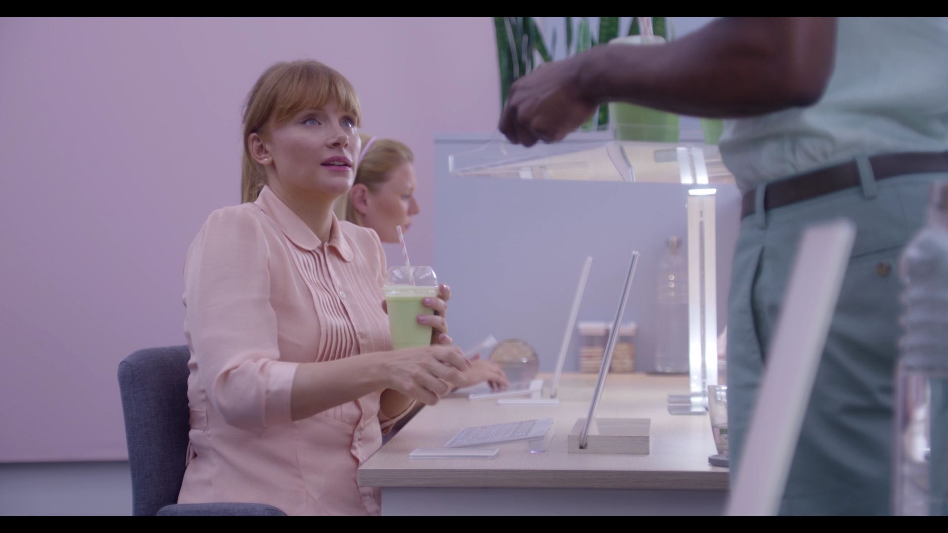 BlackMirror_3x01_Nosedive_0112.jpg