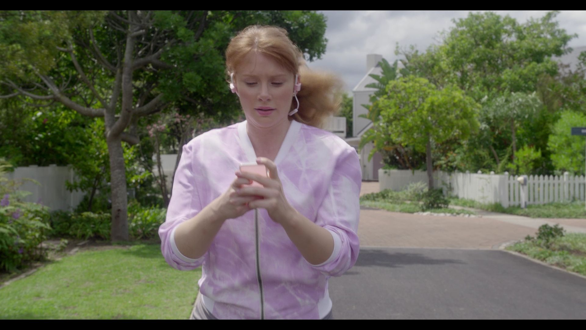 BlackMirror_3x01_Nosedive_0226.jpg