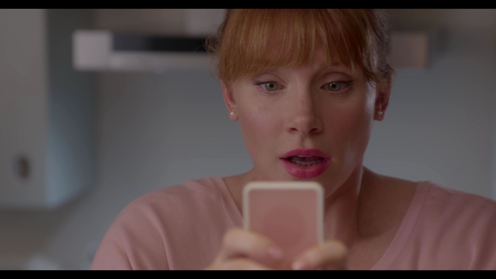 BlackMirror_3x01_Nosedive_0301.jpg
