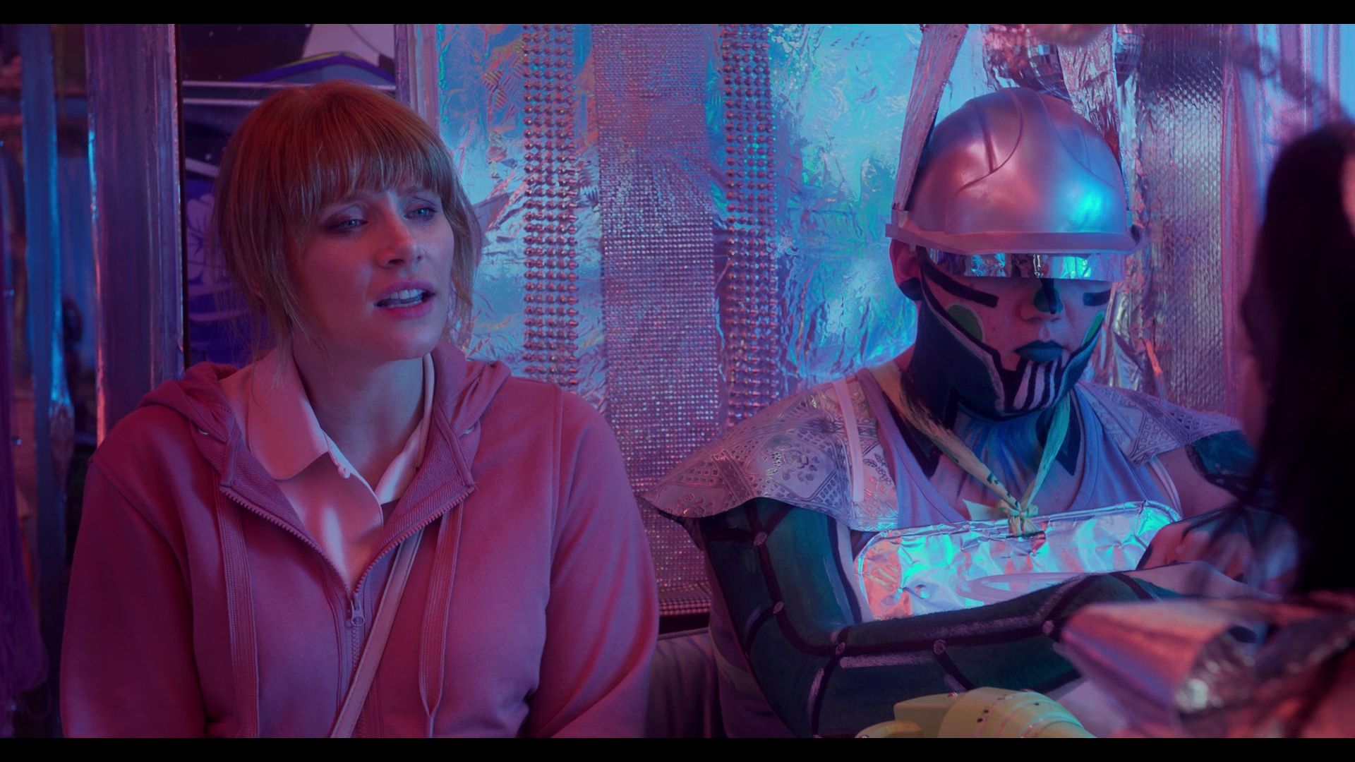 BlackMirror_3x01_Nosedive_0810.jpg