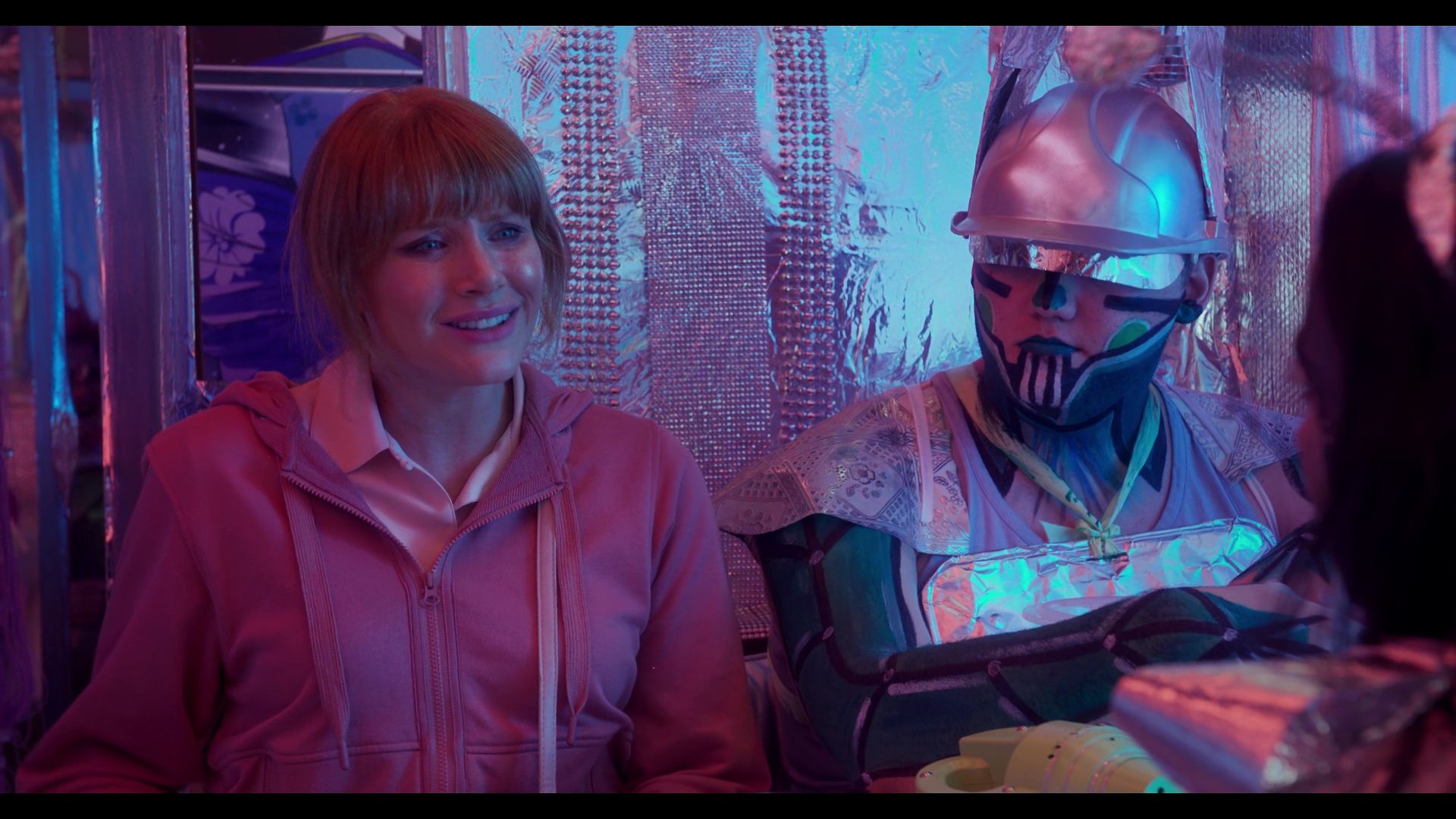 BlackMirror_3x01_Nosedive_0820.jpg